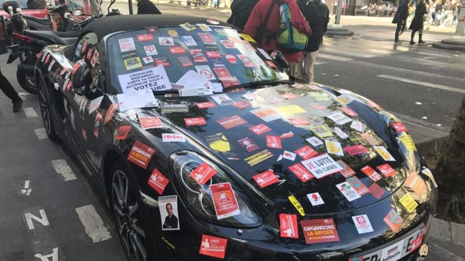 Chudák Porsche! Levicoví demonstranti mu dali co proto